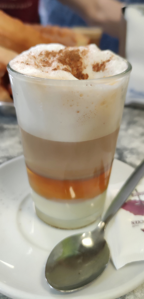 Barraquito – hiszpańska kawa warstwowa z nutą likieru. Jak ją przygotować i którą wersję wybrać?
